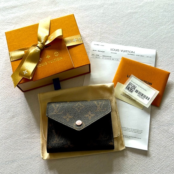 Louis Vuitton Victorine Wallet- excellent condition - comes with everything - Picture 1 of 7